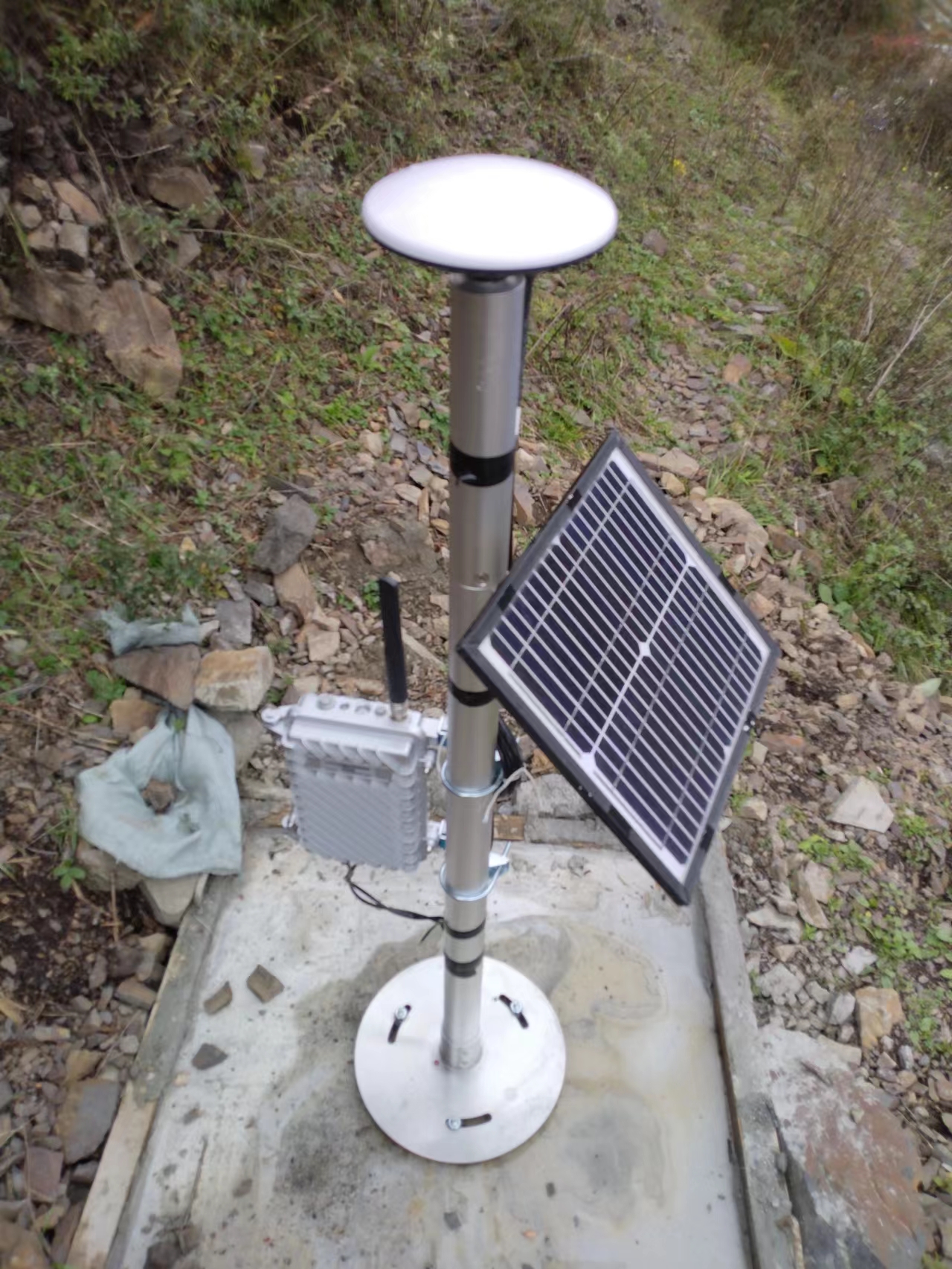 智能物联网北斗GNSS表面位移监测系统为山体滑坡、尾矿库安全监测保驾护航