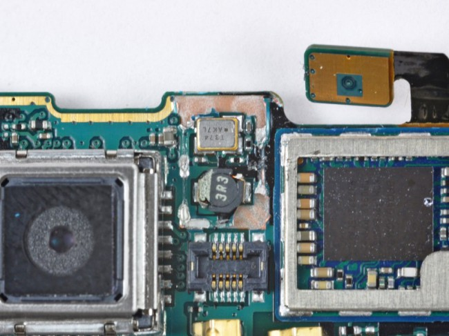 Nexus One 拆机揭秘，带 FM 发射/接收器