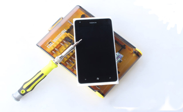 做工严谨的诺基亚Lumia 900详细拆解