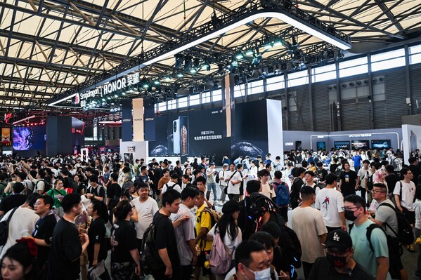 亮相ChinaJoy2024，<b class='flag-5'>榮耀</b>以<b class='flag-5'>輕薄</b><b class='flag-5'>折疊</b><b class='flag-5'>屏</b><b class='flag-5'>引領</b>游戲體驗新風潮