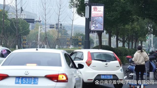 未來已來！南京在全國(guó)率先上崗“<b class='flag-5'>智慧</b>路燈<b class='flag-5'>機(jī)器人</b>”