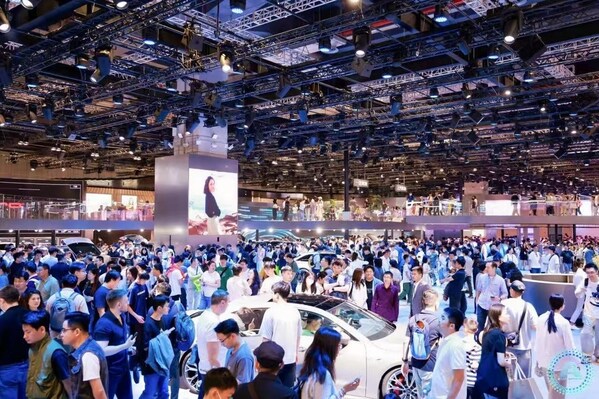 智駕革命再升級！2025上海車展解碼生成式AI<b class='flag-5'>重構(gòu)</b><b class='flag-5'>汽車</b>產(chǎn)業(yè)新范式