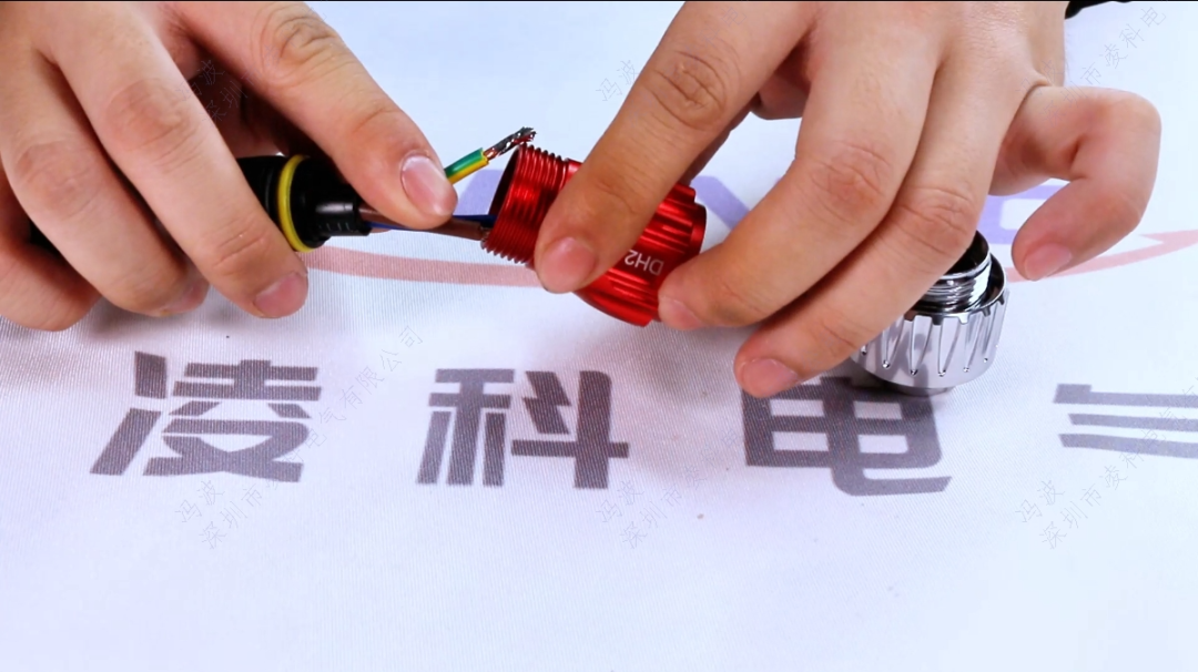 连接器