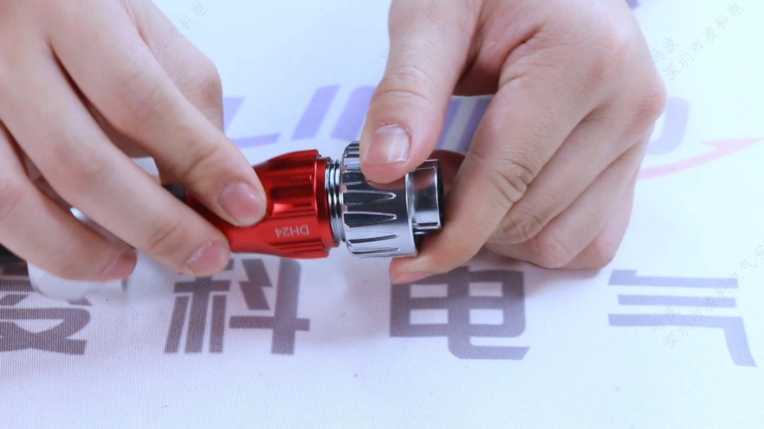 连接器
