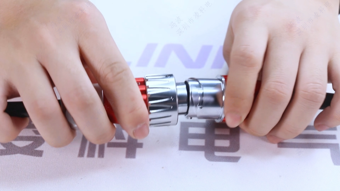 连接器