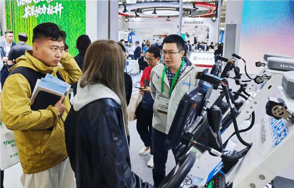 人氣“破圈”！中海達攜A6農(nóng)機導航亮相2025中國國際農(nóng)機展