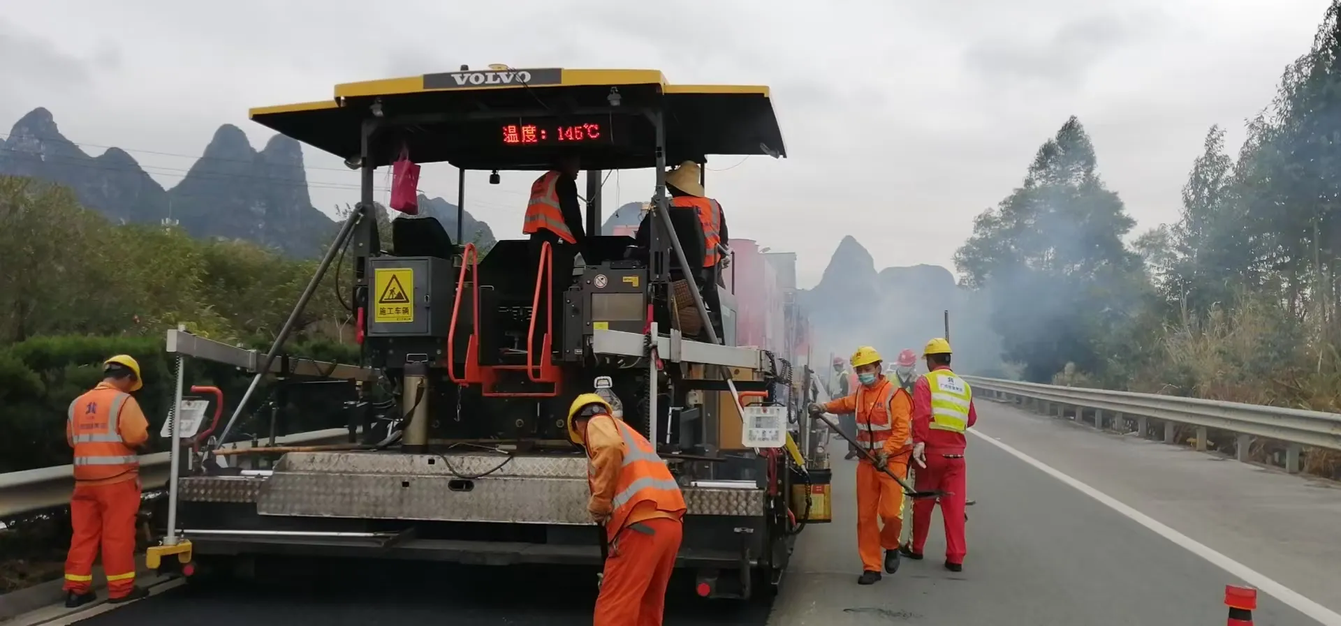 智能攤鋪壓實(shí)監(jiān)測(cè)管理系統(tǒng)由哪些硬件組成呢？聽(tīng)小編來(lái)講講