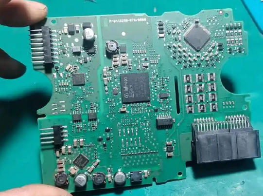 48V供電架構(gòu)中<b class='flag-5'>聚合物</b>固態(tài)電容的紋波吸收能力解析