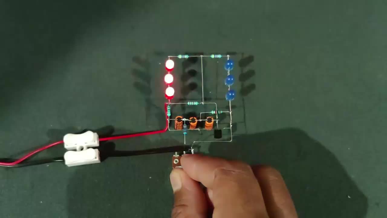通过可调电阻控制LED频闪，简单有趣