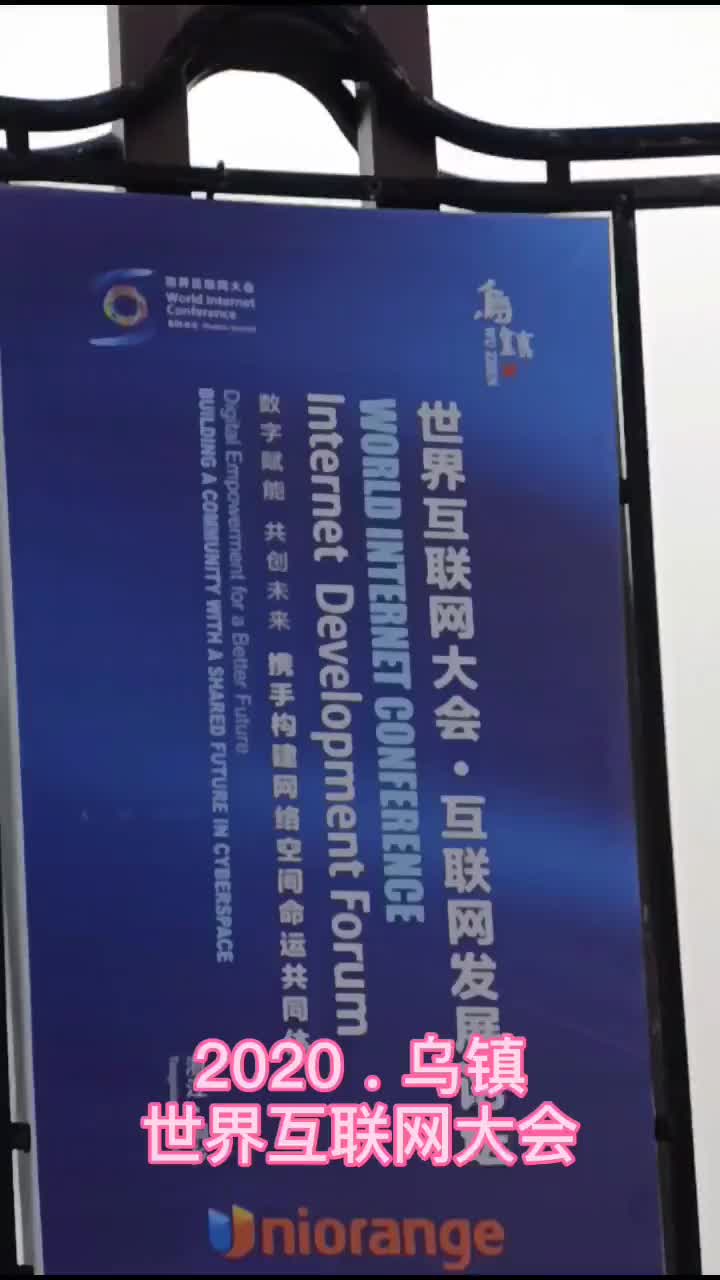 各路媒体都关注这个蓝罐罐，可是里面的小家伙依然专注的整理着试管。