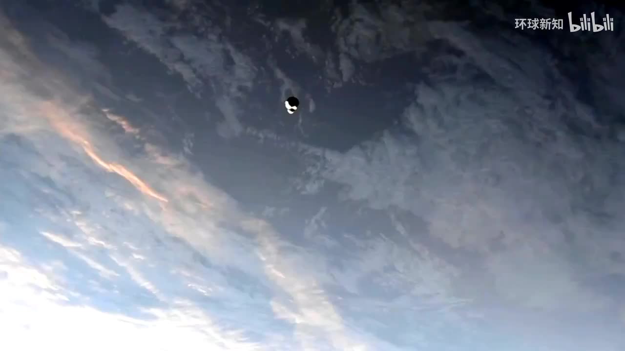 #SpaceX 龙飞船将四名宇航员送上国际空间站，对接过程