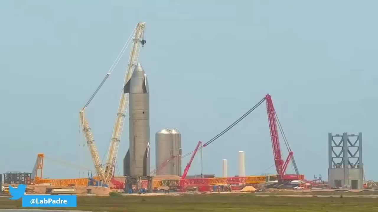 #SpaceX 星舰发射场的 利勃海尔 LR11000 吊机安装完毕，吊臂竖起。