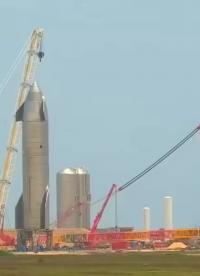 #SpaceX 星舰发射场的 利勃海尔 LR11000 吊机安装完毕，吊臂竖起。