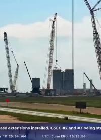 SpaceX星艦發射場，吊機LR 11350掛載發射架分段4，準備吊裝作業