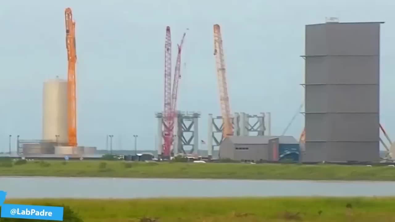 #SpaceX 星舰轨道发射架繁忙搭建中，第二大段钢架结构出厂运往发射台工地 