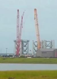 #SpaceX 星舰轨道发射架繁忙搭建中，第二大段钢架结构出厂运往发射台工地 