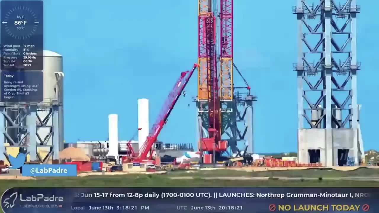 SpaceX星舰发射场，轨道发射架的第四段已经吊装到位