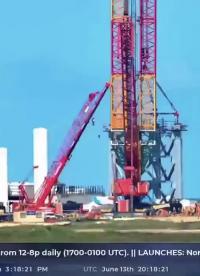 SpaceX星艦發(fā)射場(chǎng)，軌道發(fā)射架的第四段已經(jīng)吊裝到位