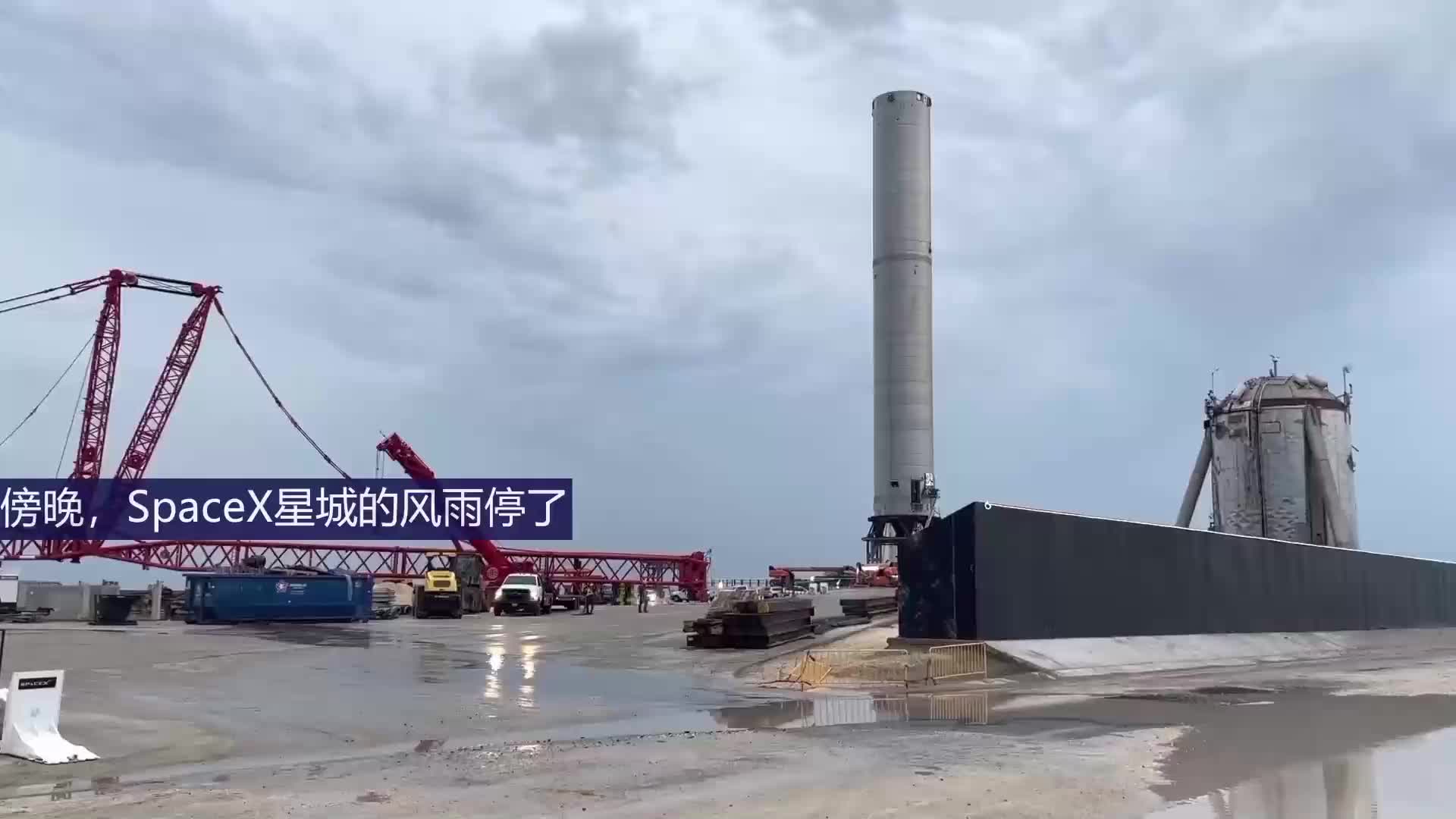 【中文】SpaceX星城风雨初停，工人立刻返场挑灯夜战，开始搬运推力模拟器
