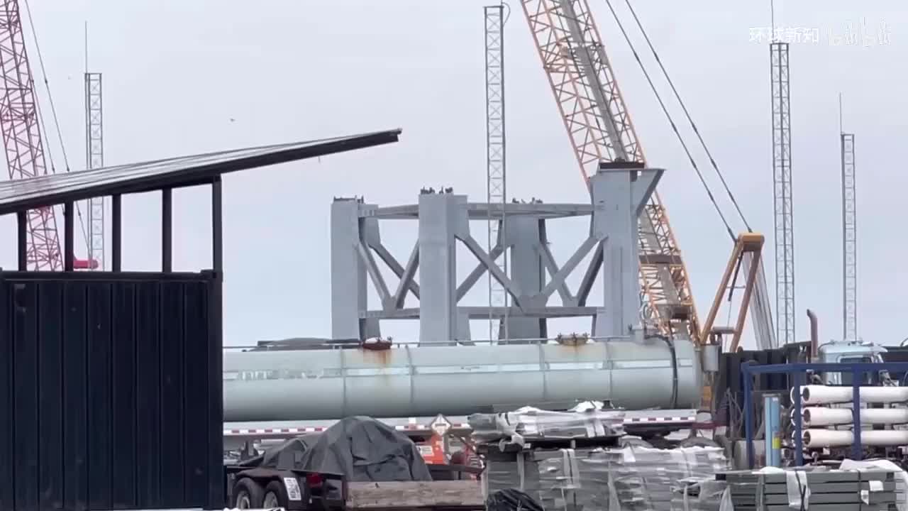 SpaceX星舰工厂迎来新的神秘大型部件，发射架第8段继续施工