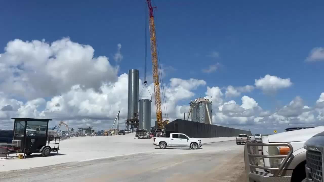 SpaceX星舰助推器3进一步被切为三段，现场拆解仍在继续进行