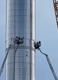 SpaceX星艦發射場，工人正在將助推器3攔腰切斷？
