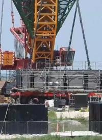 近距離拍攝SpaceX星艦軌道發射臺面的吊裝過程