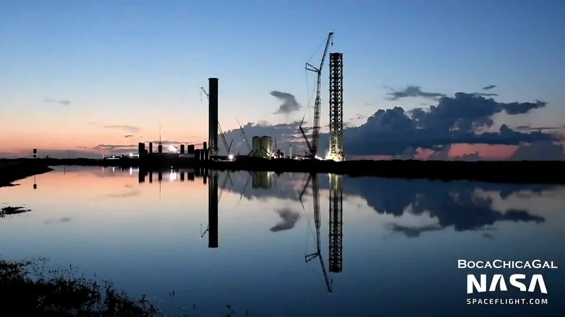 【中文浓缩】SpaceX星舰工厂助推器4开始安装栅格翼，轨道发射台的吊装准备中