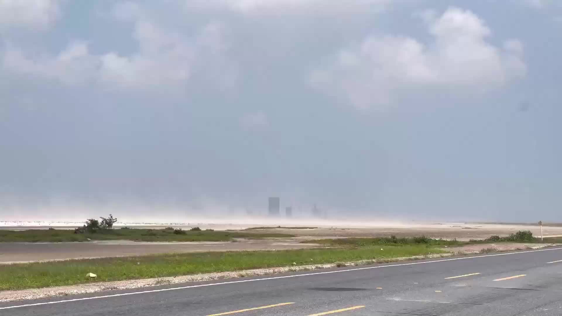 这可能是世界上条件最恶劣的火箭工厂，SpaceX星城遭遇短时沙尘暴袭击