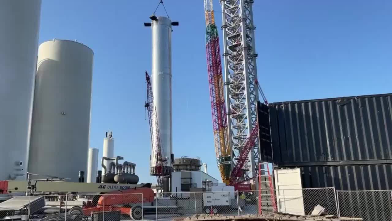 SpaceX星舰助推器4已经从发射台吊走，转到运输支架上