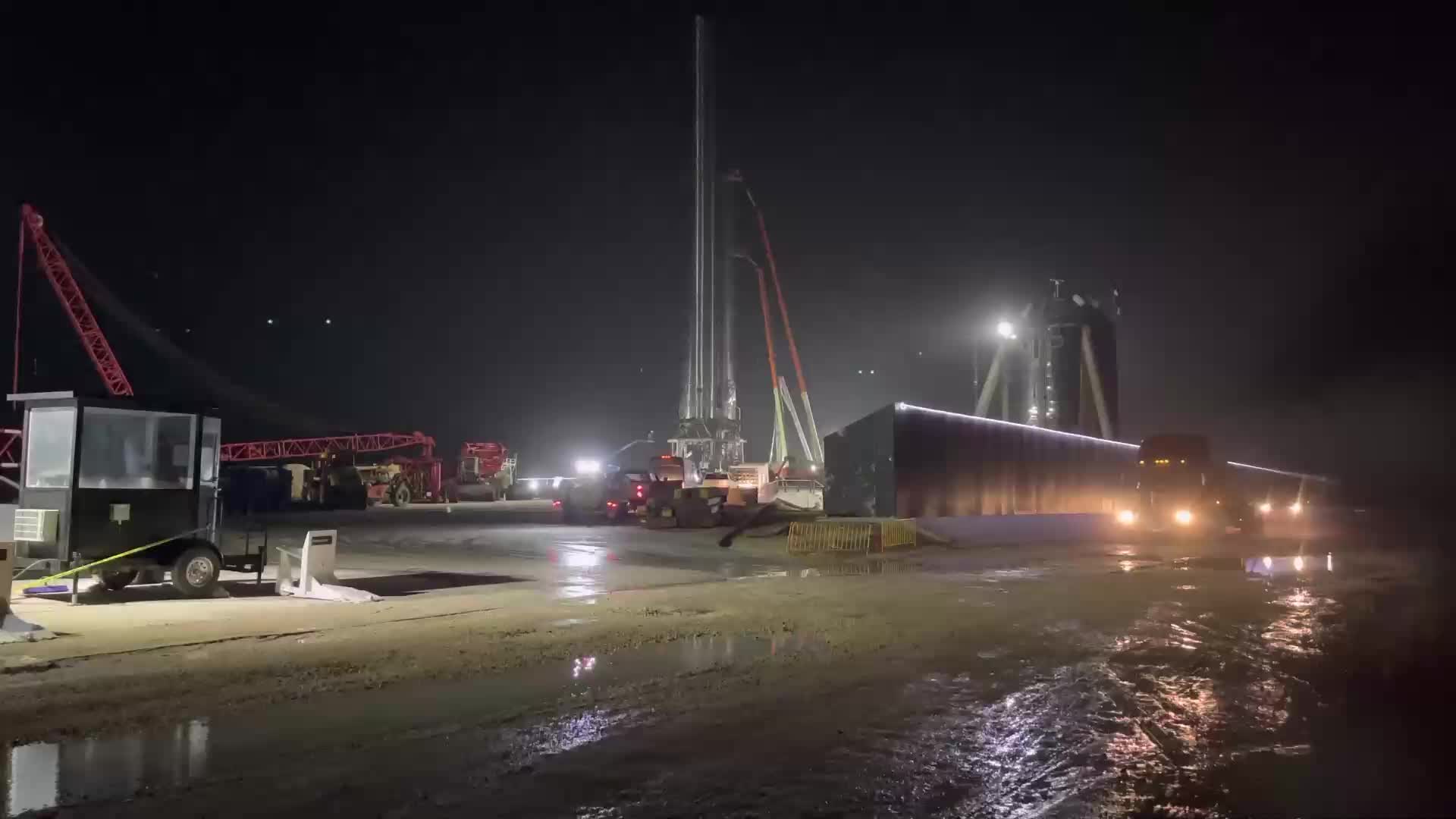 今天是SpaceX收快遞的日子么？晚上10_30，又有大件物品送到發射場