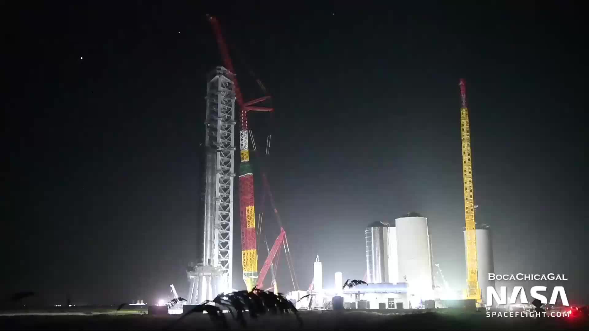 【中文浓缩】SpaceX星舰助推器4吊离发射台，近距离看星舰20表面的标签