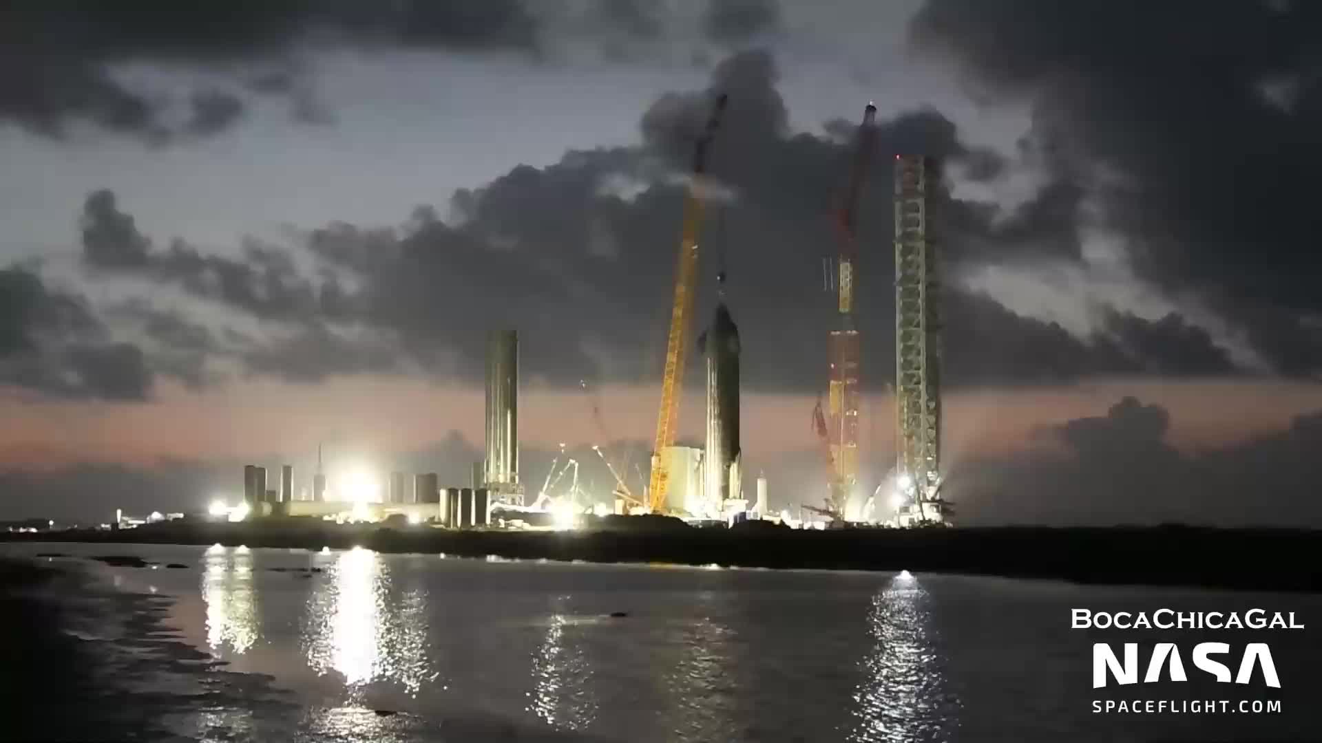 【中文浓缩】SpaceX星舰20等待测试，回收装置建设中，星舰21底部段组装
