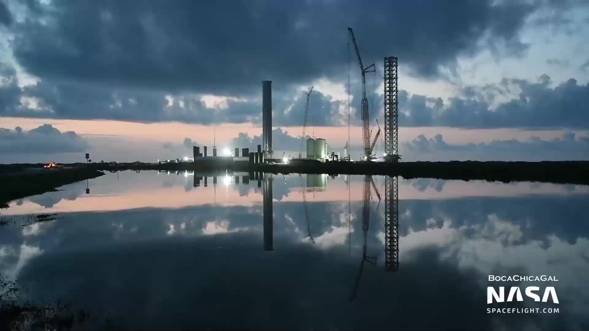 【中文浓缩】SpaceX星舰工厂出现新的甲烷输送管零件，发射架第9段开始安装大型滑轮