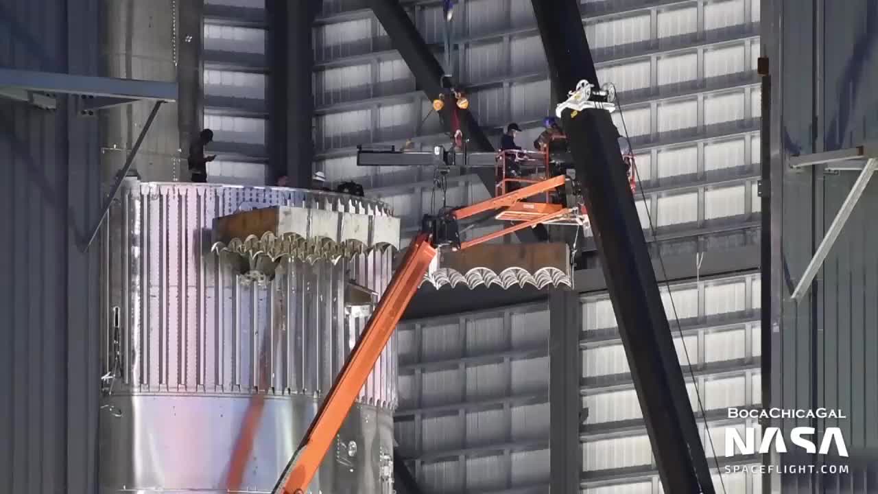 【中文浓缩】SpaceX星舰超重助推4完成主体堆叠，即将安装引擎，猛禽不断到货