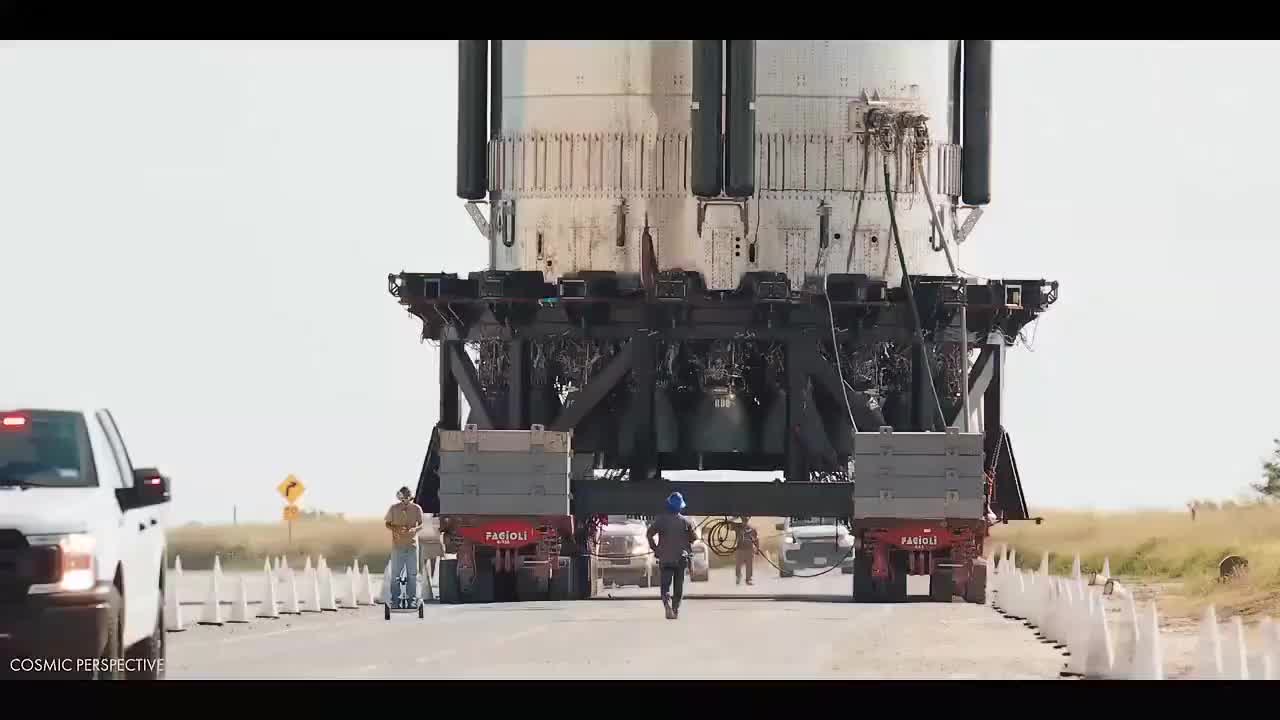 巨龙归巢，SpaceX星舰助推器4返回工厂