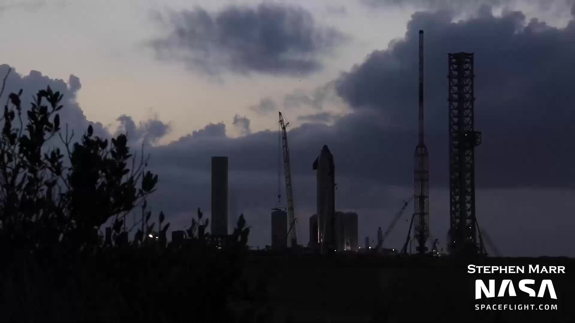 【中文】SpaceX星舰助推器4出厂驶往发射场，星舰20继续更换隔热瓦