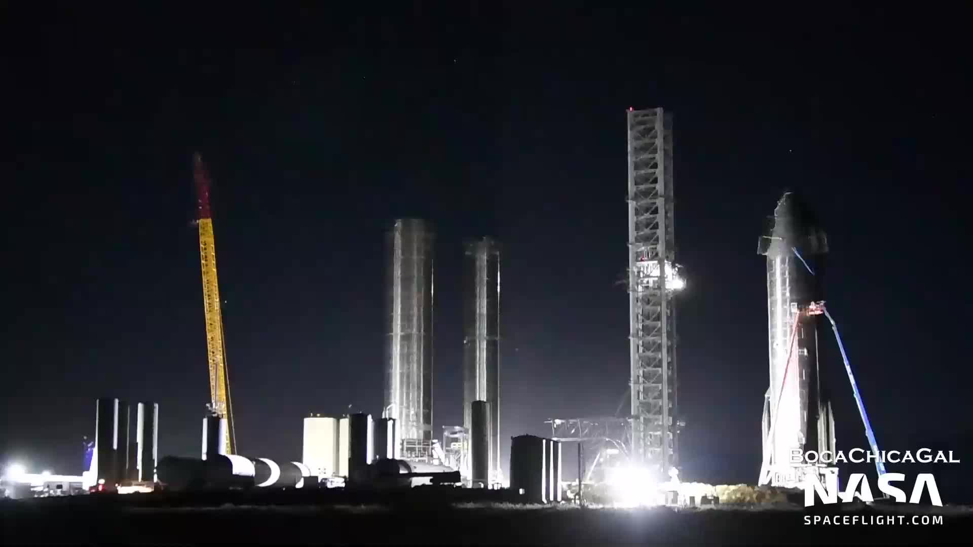 【中文浓缩】SpaceX星城宽机库建设进展迅速，新老吊机交替
