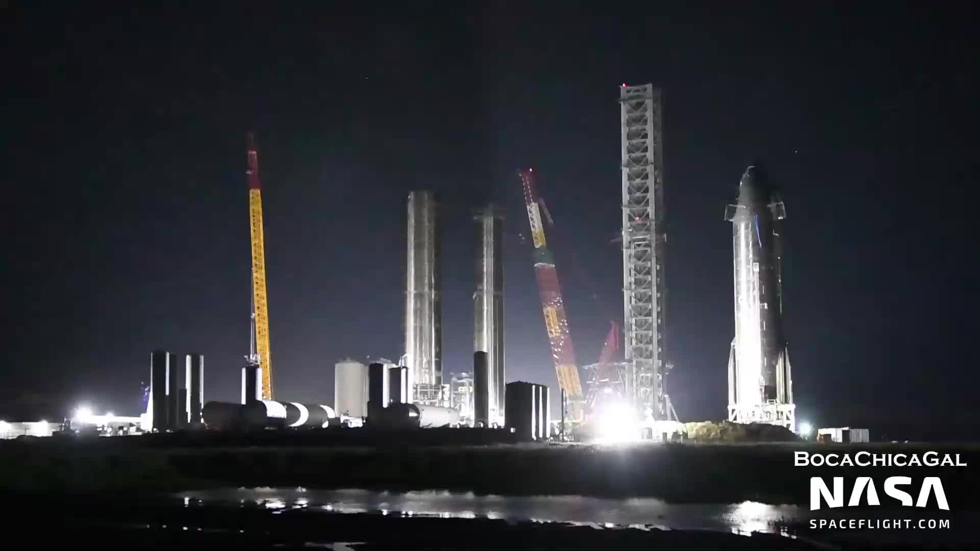 【中文浓缩】SpaceX星舰发射场“筷子”进行液压执行器试装，助推器4继续安装引擎隔热罩