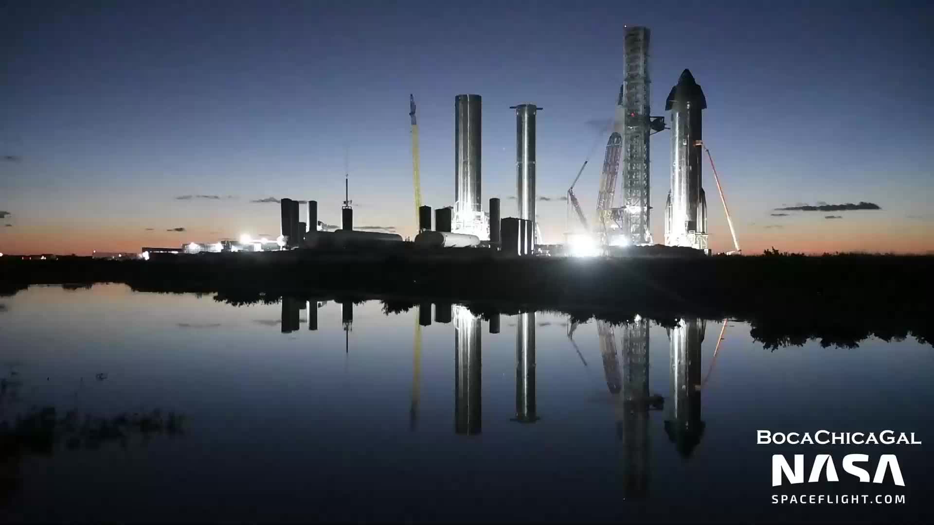 【中文浓缩】SpaceX星城宽机库开始搭建框架，回收臂与发射架连接，临时支撑结构拆除