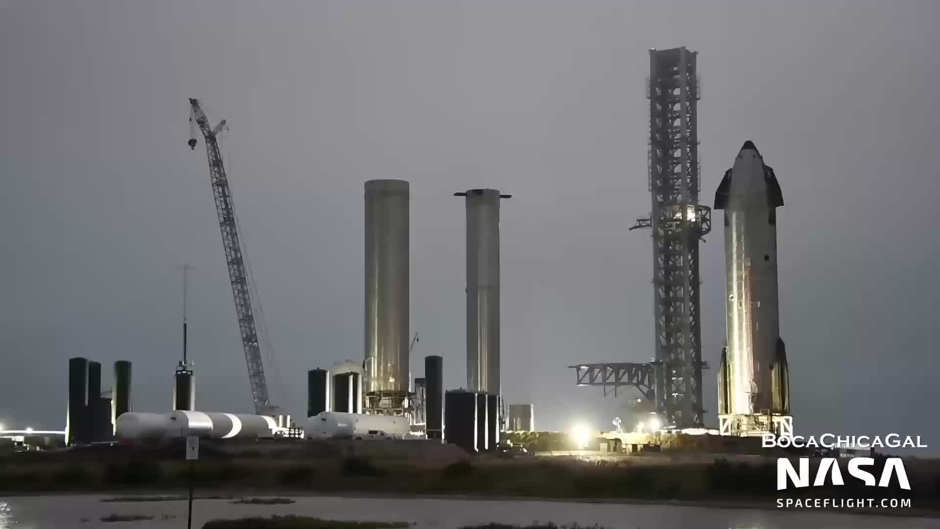 【中文浓缩】SpaceX星舰发射场上工人在星舰20尾翼施工，助推器6共用圆顶分段翻转