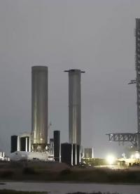 【中文濃縮】SpaceX星艦發射場上工人在星艦20尾翼施工，助推器6共用圓頂分段翻轉