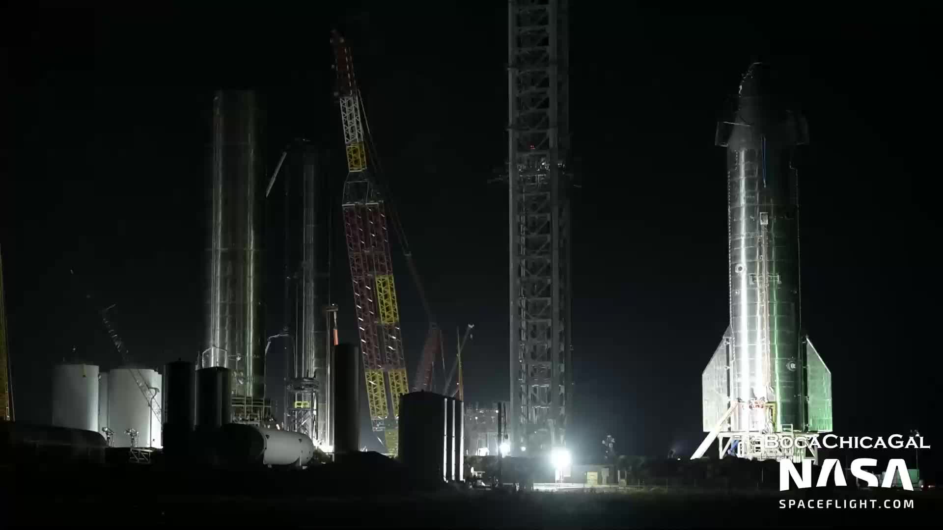 【中文浓缩】SpaceX星舰20尾翼展开，助推器顶部段开始堆叠