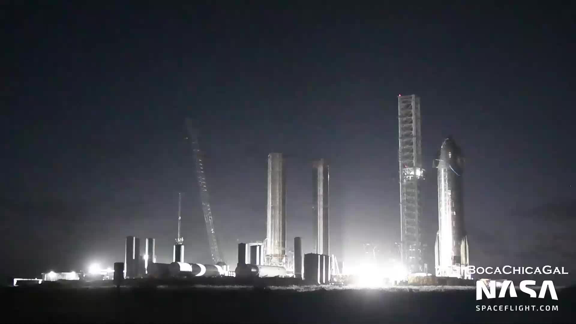 【中文浓缩】SpaceX星舰轨道发射台首次排气，助推器快速断开臂罩现身厂区。