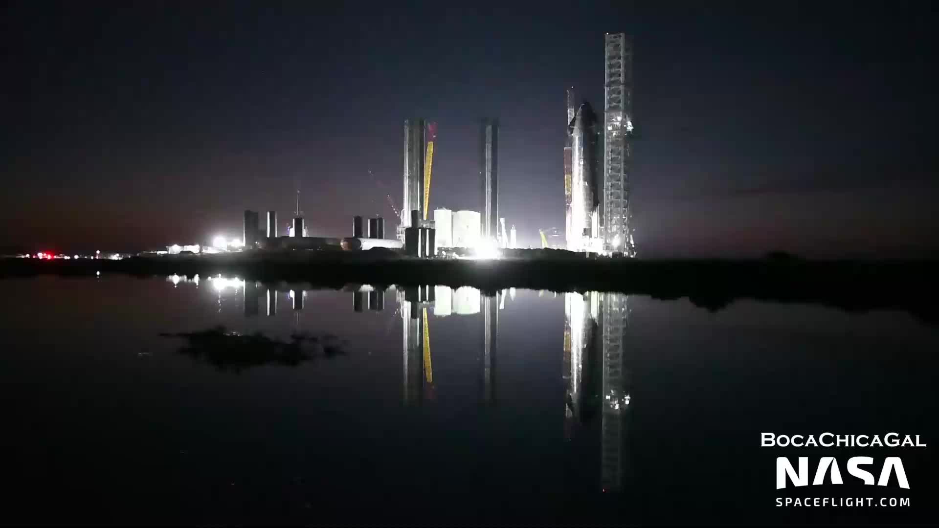 【中文浓缩】SpaceX星舰发射场最后的8号储罐吊装到位，回收臂升降机继续施工中