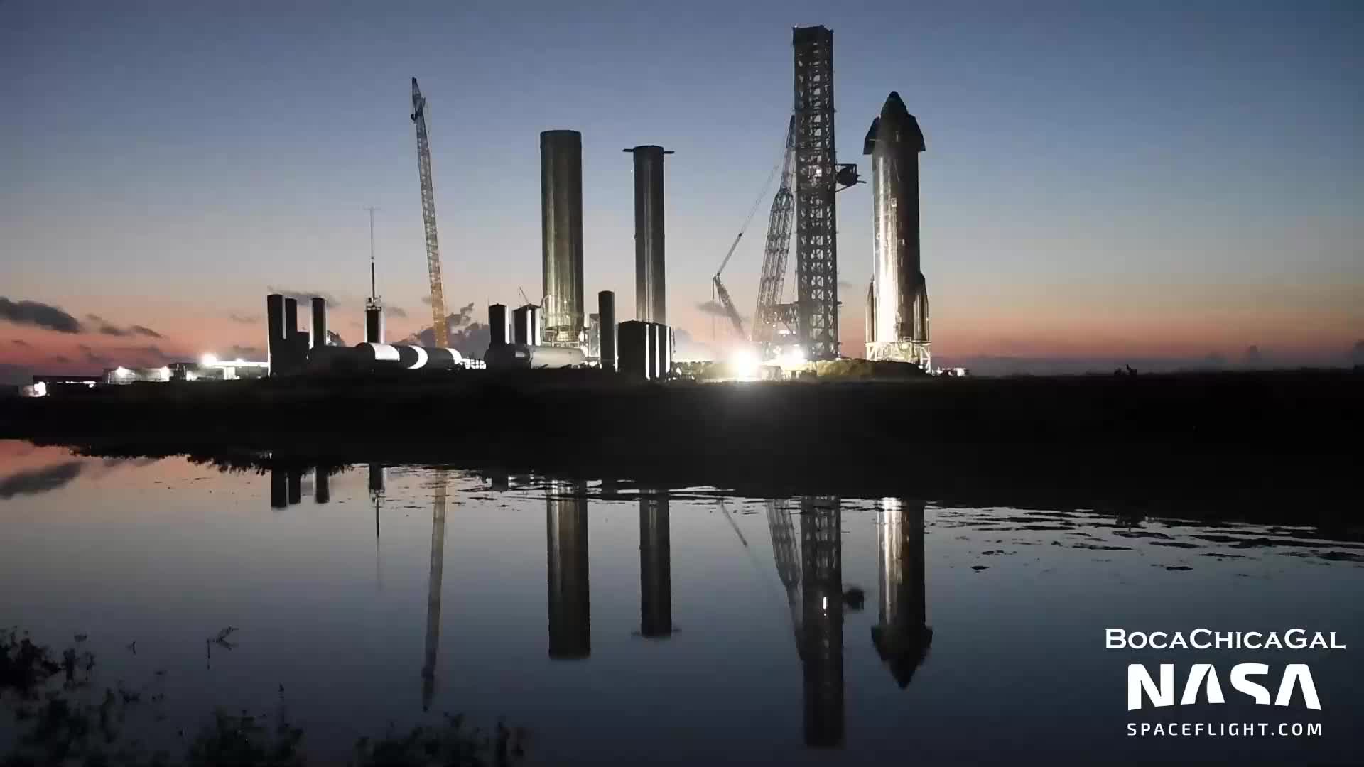 【中文浓缩】SpaceX星舰回收臂与吊具脱开，宽机库开始搭建垂直钢架结构
