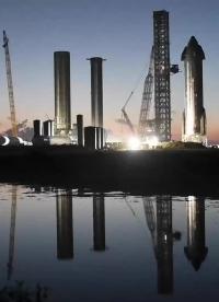 【中文濃縮】SpaceX星艦回收臂與吊具脫開，寬機(jī)庫開始搭建垂直鋼架結(jié)構(gòu)