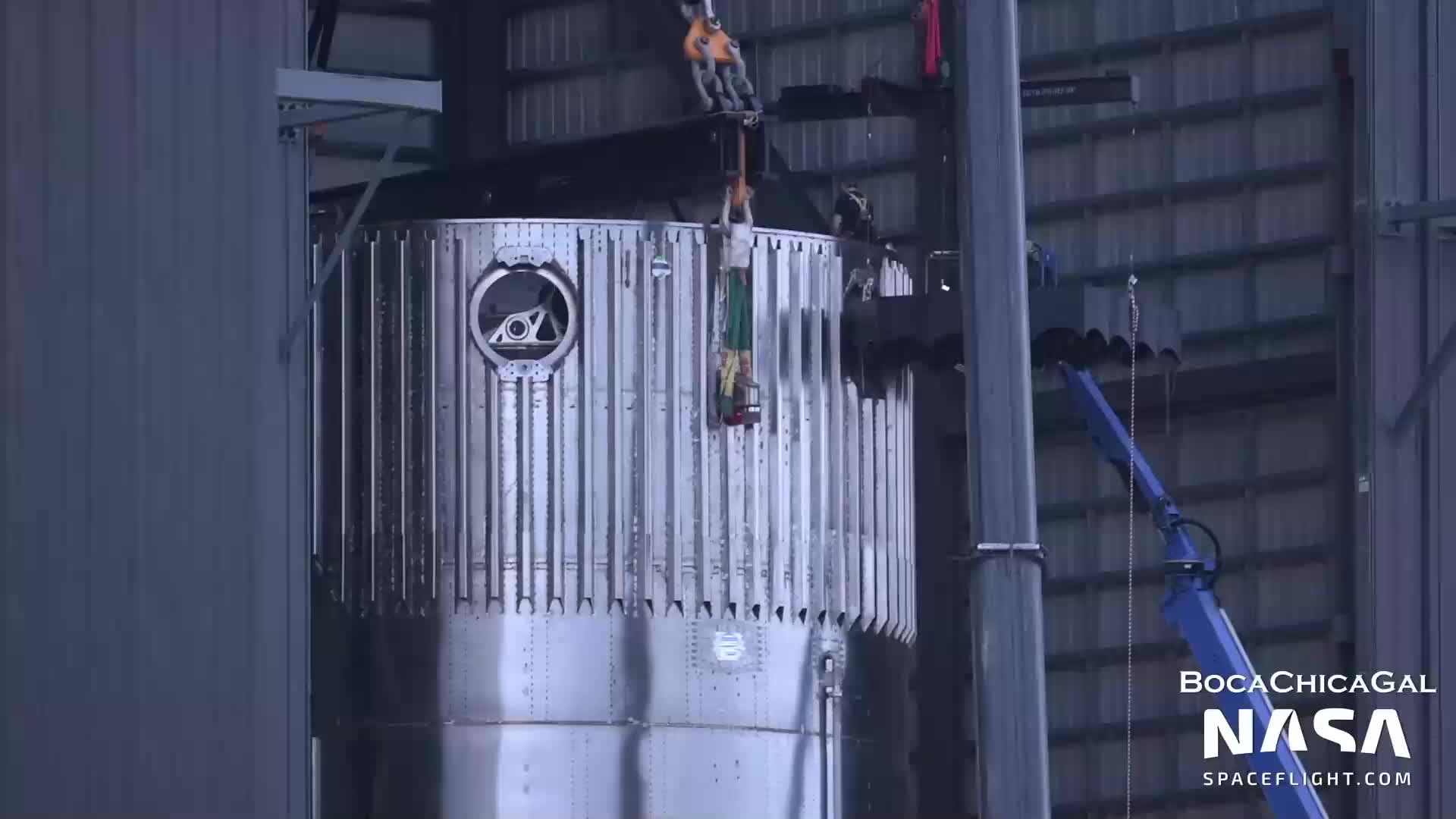 【中文浓缩】SpaceX星舰助推器5安装栅格翼，星舰20做静态点火准备