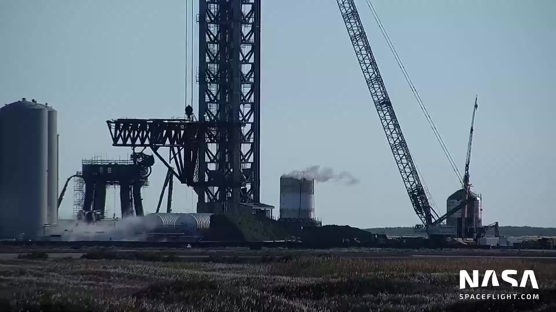 【中文浓缩】SpaceX星舰助推器5移出高机库，马斯克现身发射场，B2.1进行测试
