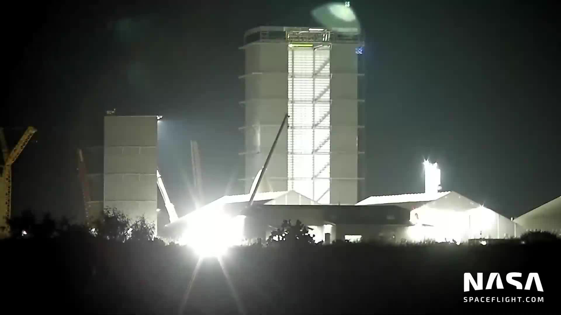 【中文浓缩】SpaceX星舰助推器5开始在高机库中堆叠建造